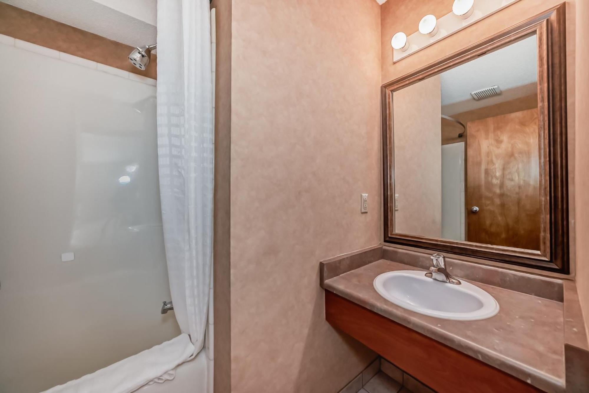 Stony Plain Inn & Suites Kültér fotó