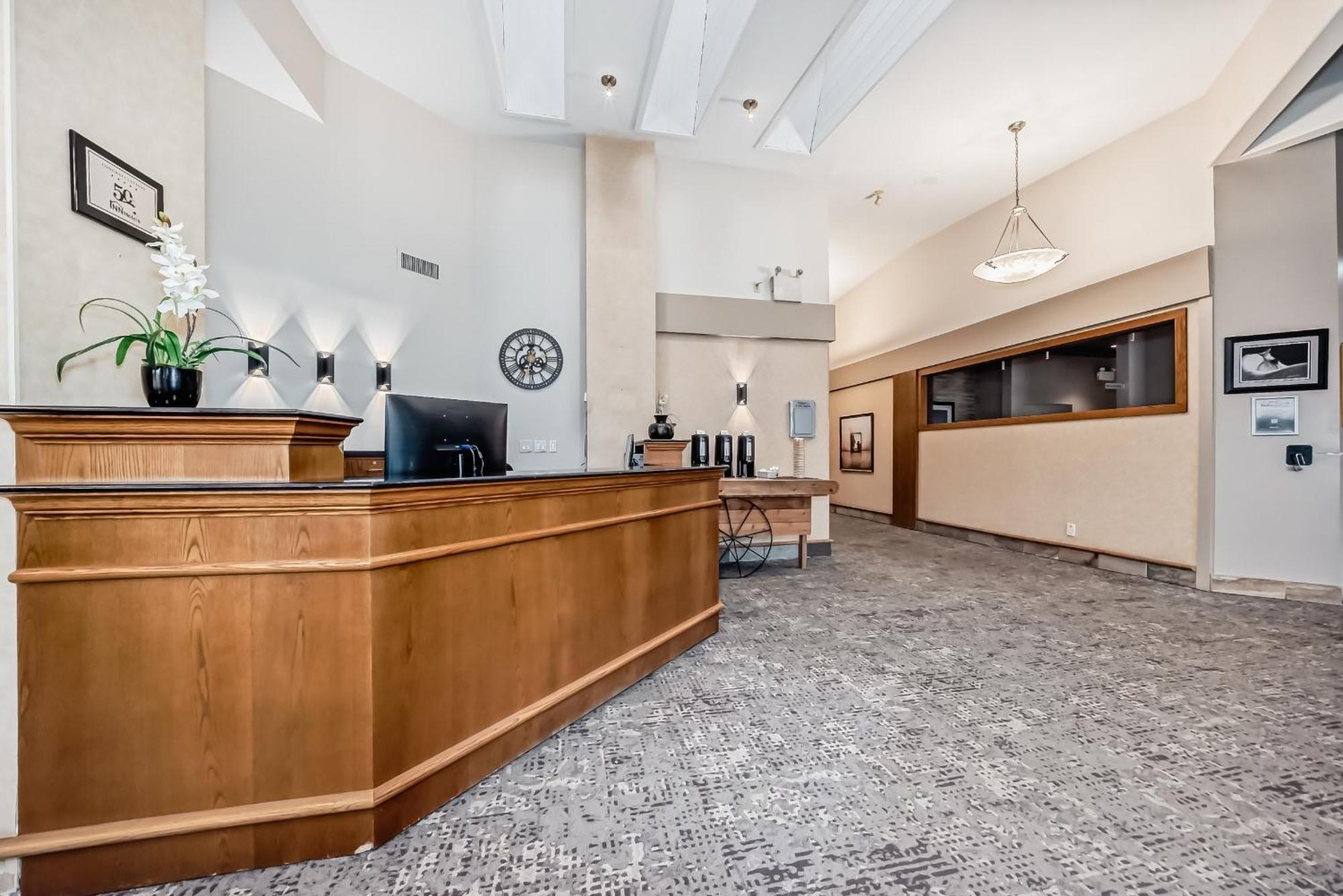 Stony Plain Inn & Suites Kültér fotó