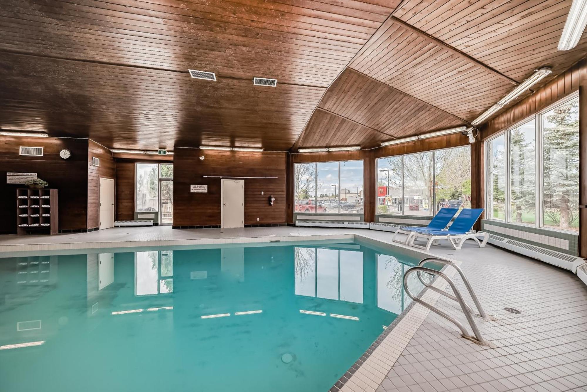 Stony Plain Inn & Suites Kültér fotó